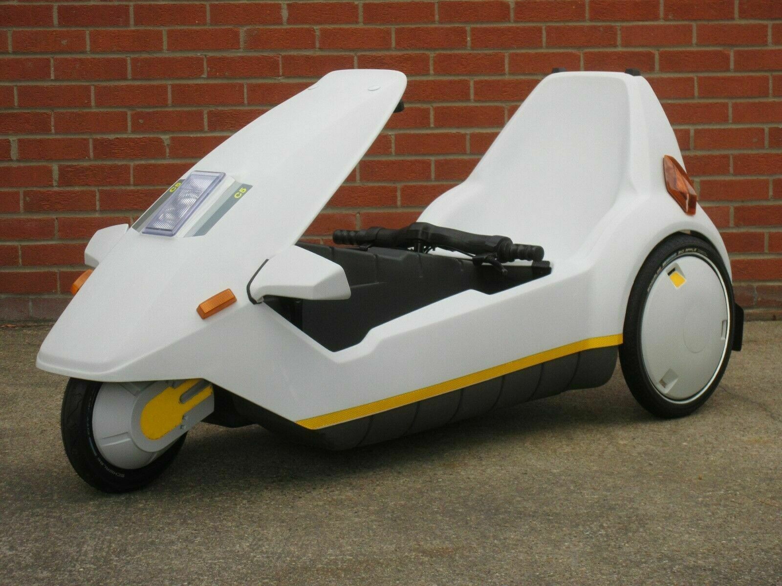 Click image for larger version  Name:	sinclair-c5-the-tiny-ev-that-dreamed-big-and-failed-spectacularly_4.jpg Views:	0 Size:	409.7 KB ID:	4239144