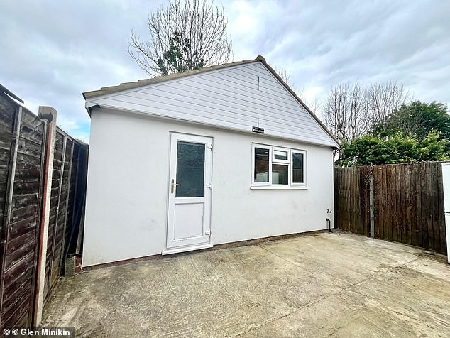 Click image for larger version

Name:	89582839-13841843-A_letting_agent_has_defended_a_garden_shed_in_Luton_with_its_own-a-30_1726131970576.jpg
Views:	116
Size:	101.0 KB
ID:	4296224